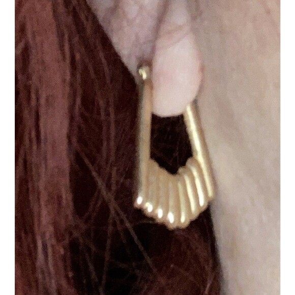 14K Kate Middleton Style Earrings Gold Puffed Ribbed Scallop Square Hoop 2.05 G - Picture 3 of 6
